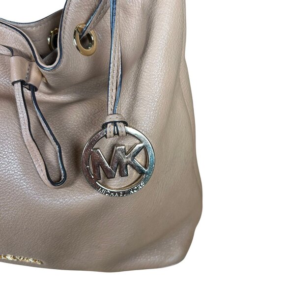 Michael Kors Jules Large Drawstring Bucket Bag in Tan Caramel Pebbled Leather - Picture 3 of 12